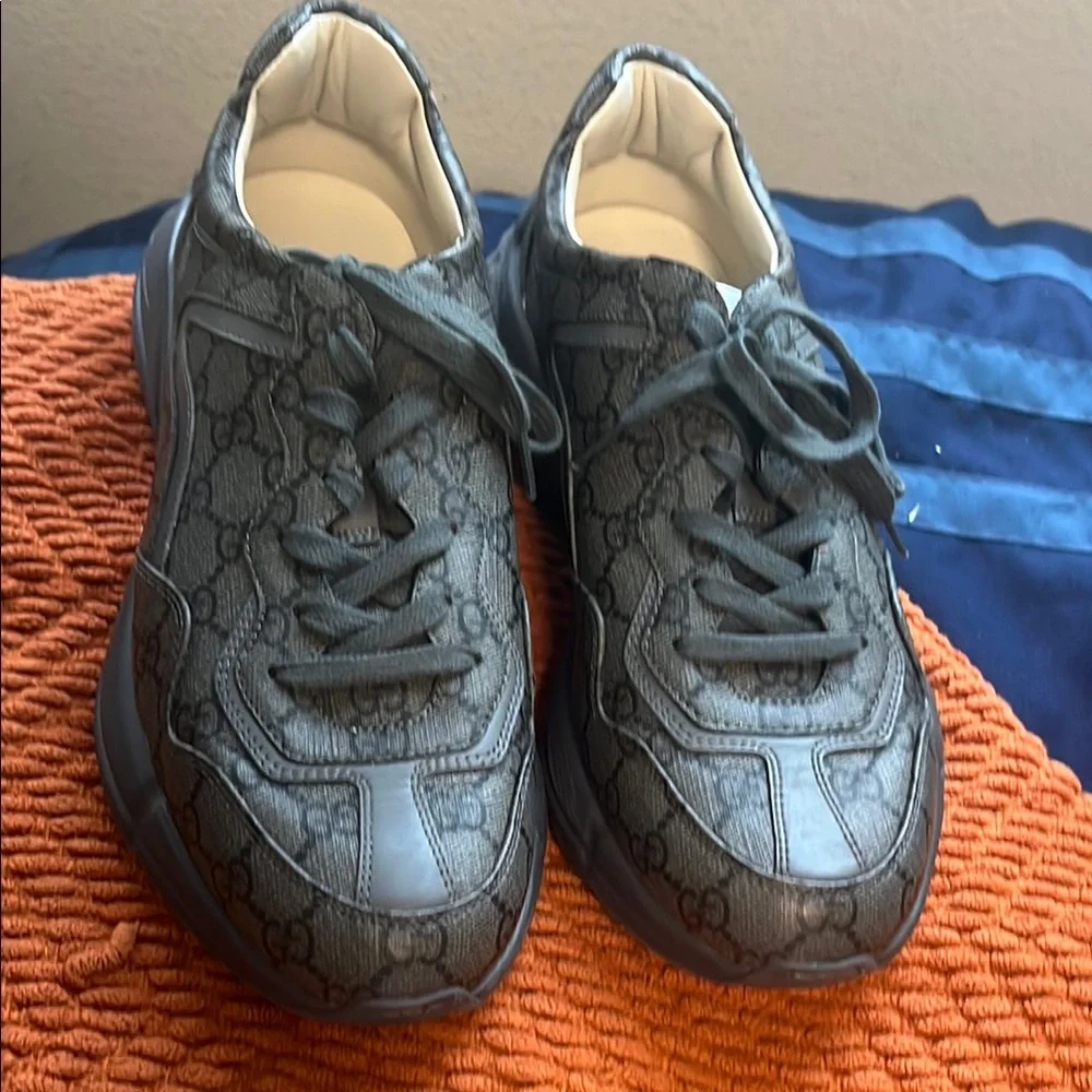 Gucci Gray Sneakers with Sleek Design - Picture 2 of 6